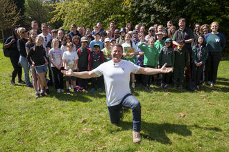 Steve Backshall with community group