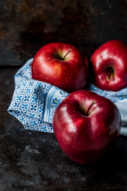 Feed fruit like red apples from your kitchen to garden birds